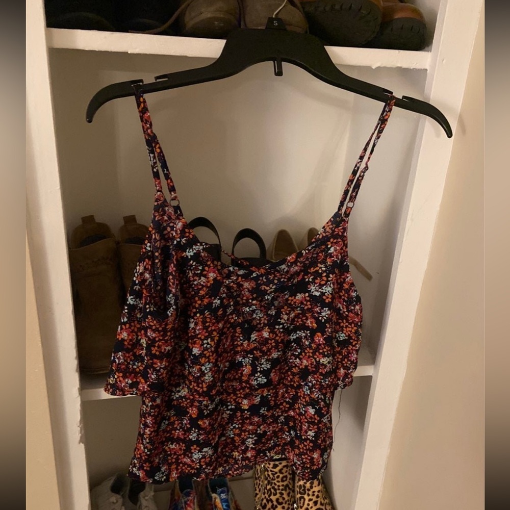 gently worn Size Medium floral print American Eagle crop top